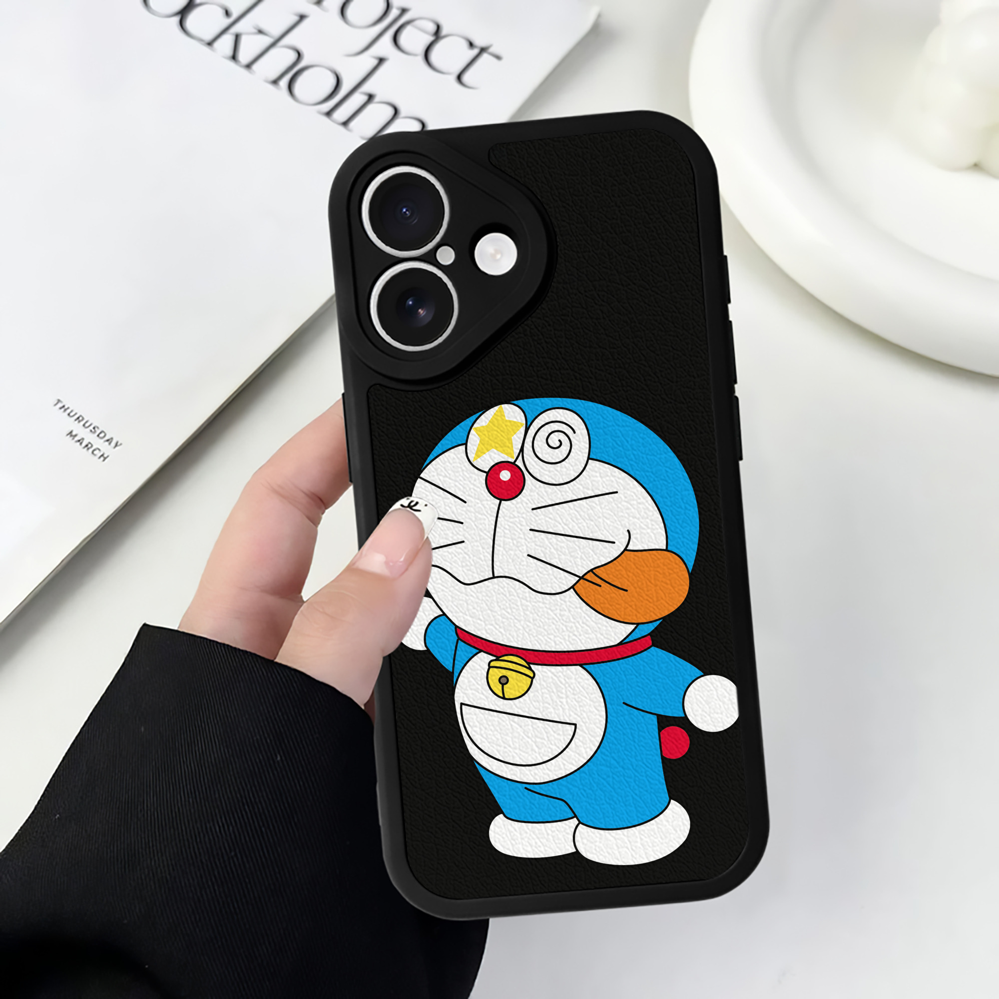 （画像用） ドラえもん Doraemon 【iPhone 16シリーズ対応】シリコンスマホケース（レザー調） 材質：シリコン